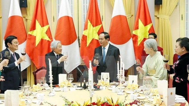 President Tran Dai Quang (centre) and Japanese Emperor Akihito (second from left) and Empress Michiko (second from right) raise their glasses at the banquet. (Photo: VNA)