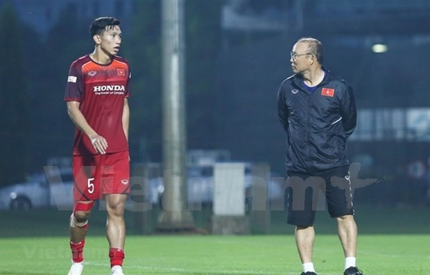 Vietnam national team manager Park Hang-seo (right) will be without defender Doan Van Hau for the remainder of the qualifying campaign. (Photo: VNA)