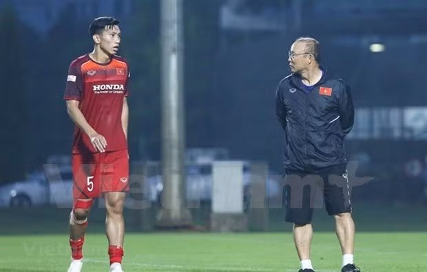 Vietnam national team manager Park Hang-seo (right) will be without defender Doan Van Hau for the remainder of the qualifying campaign. (Photo: VNA)