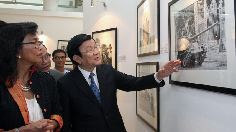 State President Truong Tan San visits AP’s photo exhibition “Vietnam: The Real War” (Photo: VNA)