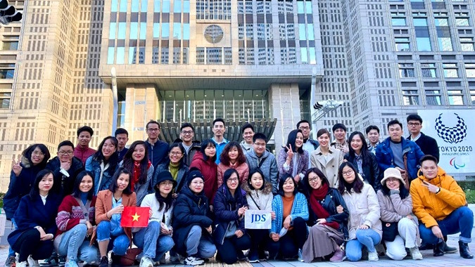 The 21st JDS course's trainees take a photo in Tokyo after 14 days of quarantine. (Photo: JICA Vietnam)