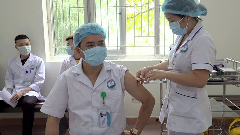 A medical staff member gets vaccinated against COVID-19 at the Hoa Binh Provincial General Hospital, March 11, 2021. (Photo: NDO/Tran Hao)