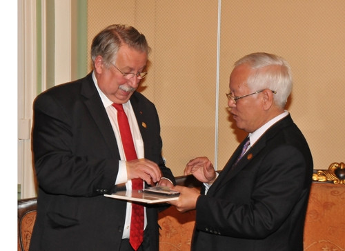 Chairman Le Hoang Quan presents a campaign medal to President of the Belgian Chamber of Representatives André Flahaut (Source: baotintuc.vn)