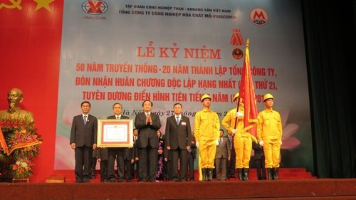 Deputy PM Hoang Trung Hai presents the Independence Medal of first class to leaders of the Micco. (Credit: micco.com.vn)
