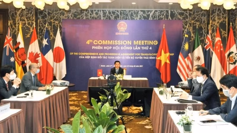 The Vietnamese delegation led by Minister of Industry and Trade Nguyen Hong Dien attend the meeting.