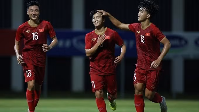 Martin Lo (C) celebrates with teammates after opening the scoring for Vietnam U22s. (Photo: VFF)