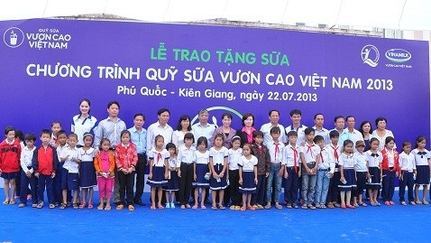 At the ceremony to present free milk to children on Phu Quoc Island. (Photo: phununet.com)