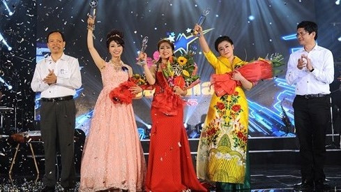 The three winners of the 2015 Sao Mai sing contest. (Photo: dantri.com.vn)