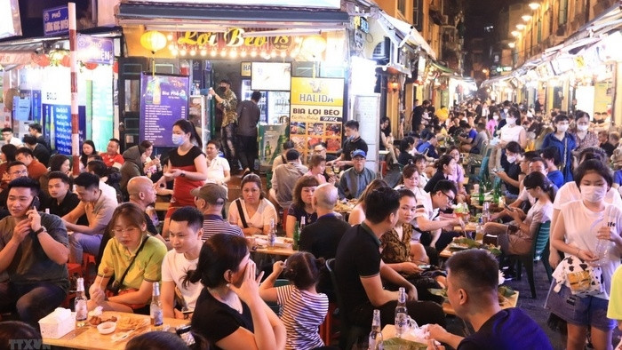 The crowded and noisy scenes have returned at the intersection of Ta Hien and Luong Ngoc Quyen Streets following a long time of closure due to COVID-19 pandemic. (Photo: Hoang Hieu/VNA)