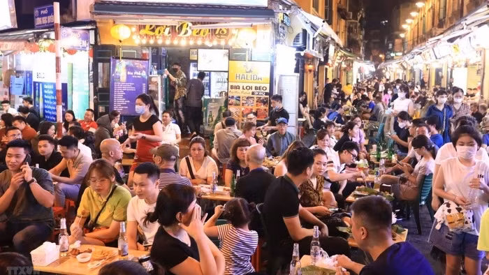 The crowded and noisy scenes have returned at the intersection of Ta Hien and Luong Ngoc Quyen Streets following a long time of closure due to COVID-19 pandemic. (Photo: Hoang Hieu/VNA)