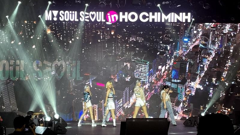 Famous band "Highlight" gave exciting performances to excite the audience.