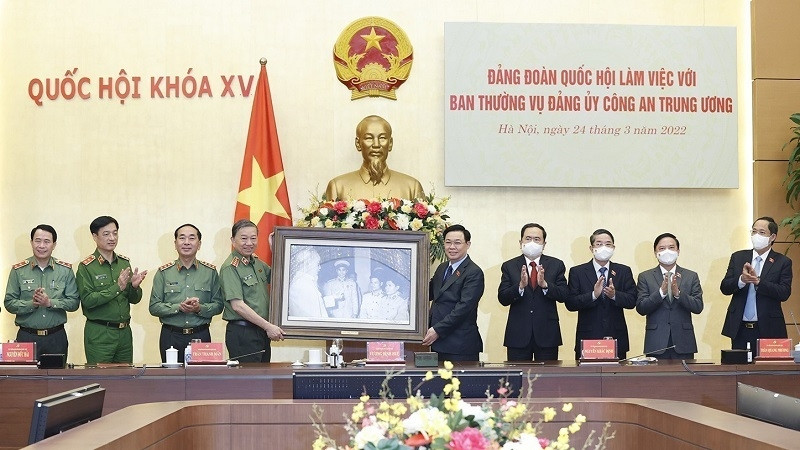 National Assembly Chairman Vuong Dinh Hue presents a photo of President Ho Chi Minh to the Central Public Security Party Committee. (Photo: VNA)