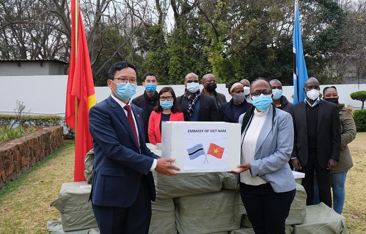 Vietnamese Ambassador to South Africa Hoang Van Loi (L) hands over 50,000 face masks to Chargé d'Affaires of the Botswana Embassy Gaogane Tiny Mothobi. (Photo: VNA)