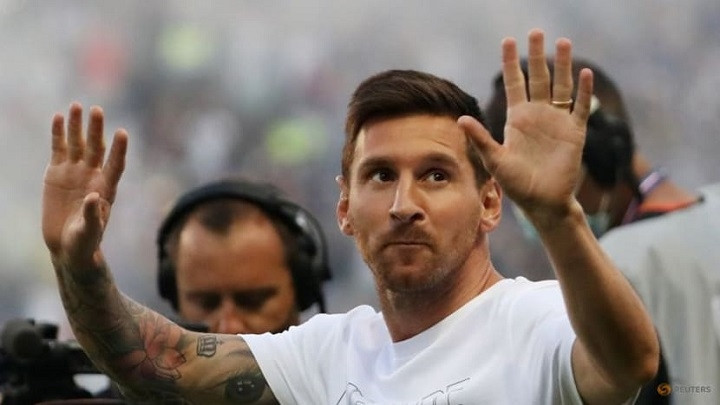 Paris St Germain's Lionel Messi acknowledges the fans inside the stadium before the match. (Photo: Reuters)