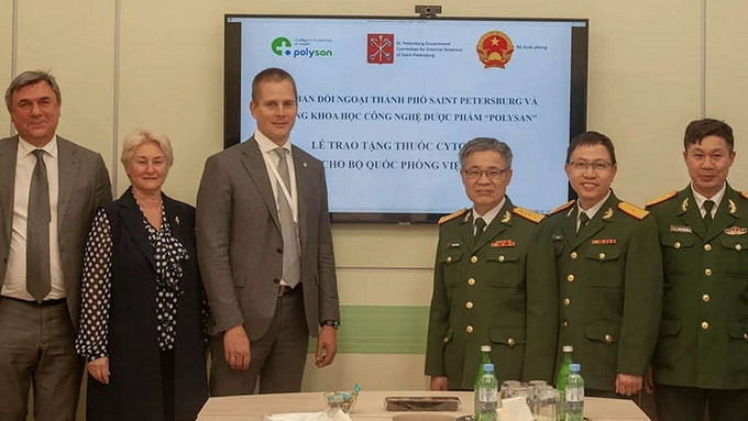 At the ceremony to hand over the batch of “Cytoflavin” COVID-19 treatment drugs to Vietnam. (Photo: NDO)