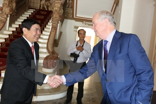 Chairman of the HCM City People's Committee Nguyen Thanh Phong (left) receives Chairman of the Trust for University Innovation in Vietnam (TUIV) Thomas Vallely.