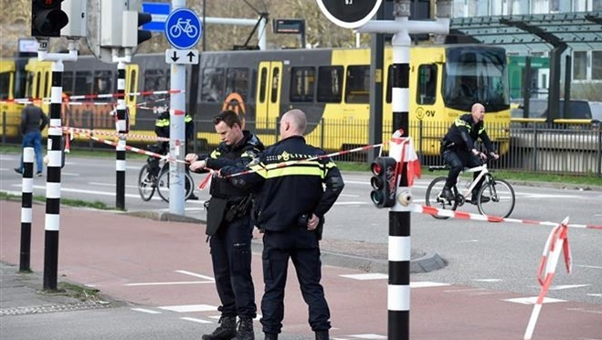 Police in the Netherlands investigate the scene after the tram shooting in Utrecht (Photo: AFP/VNA)