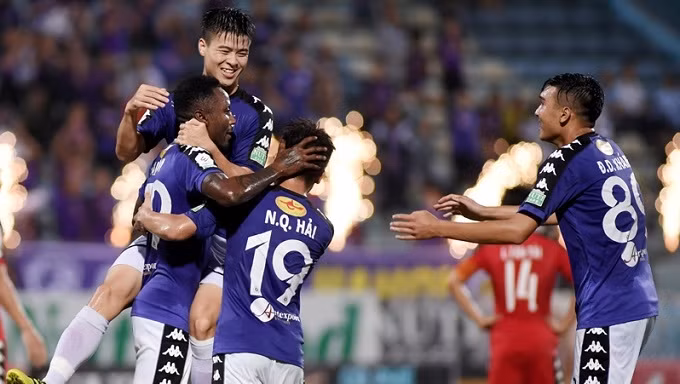 Hanoi FC players celebrate a goal against Becamex Binh Duong. (Photo: NDO/Tran Hai)