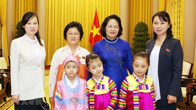 Vice President Dang Thi Ngoc Thinh (second from right) poses with Vice Chairman of the DPRK-Vietnam Friendship Association Ri Cang-juk and DPRK delegates. (Photo: VNA)