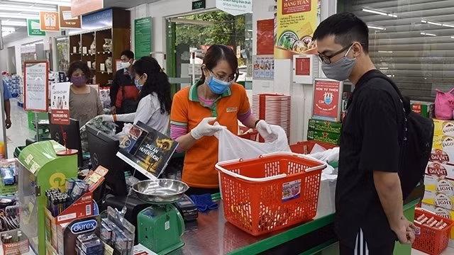 Customers have turned to e-wallet payments instead of cash amid COVID-19. In this file photo, customers are seen shopping at Thanh Cong Hapro Mart supermarket, Hanoi. (Photo: Lam Thanh)
