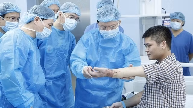 Vietnamese doctors have successfully performed the world’s first hand transplant with the donor hand comes from a living donor. (Photo courtesy of the 108 Military Hospital)