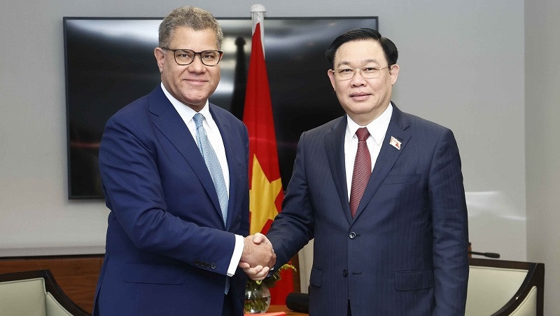 National Assembly Chairman Vuong Dinh Hue and UK Cabinet Office Minister Alok Sharma. (Photo: VNA)