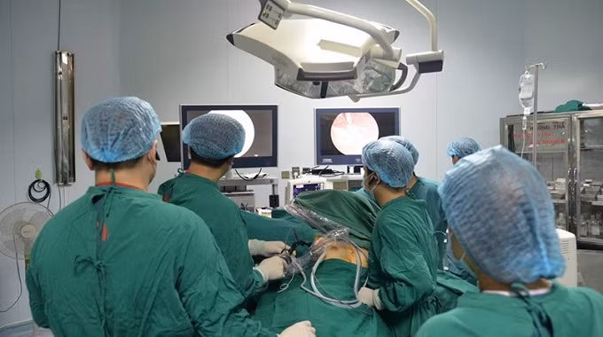 Doctors are performing the one-hole endoscopic thyroid surgical technique on a patient. (Photo: Hanoimoi)