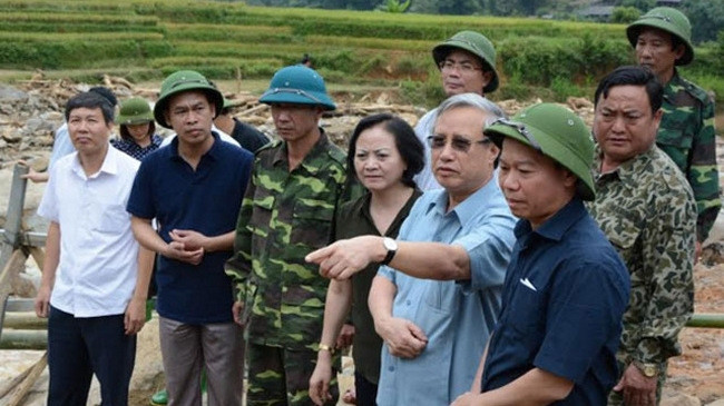 Politburo member visits storm-ravaged Tram Tau district