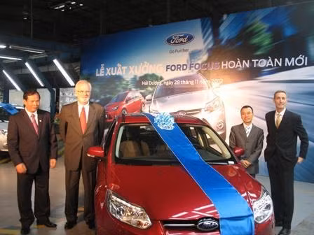 Chairman of the Hai Duong People’s Committee Nguyen Manh Hien (far left) and US Ambassador to Vietnam David B. Shear (s