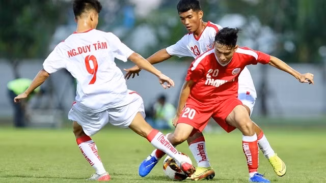 Defending champions Hoang Anh Gia Lai I (in white) and PVF tie in a goalless draw on June 20. (Photo: Vietnam Football Federation)