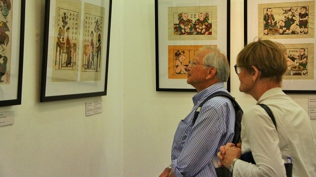 Foreign visitors enjoy Dong Ho folk paintings. (Photo: VNA)