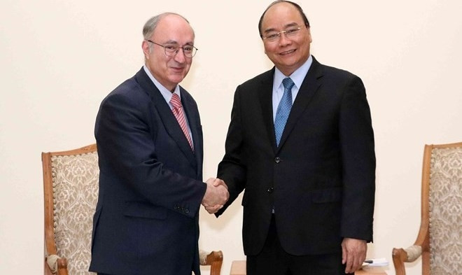 Prime Minister Nguyen Xuan Phuc (R) and President of the Organisation for Supporting World University of Germany Kambiz Ghawami (Photo: VNA)
