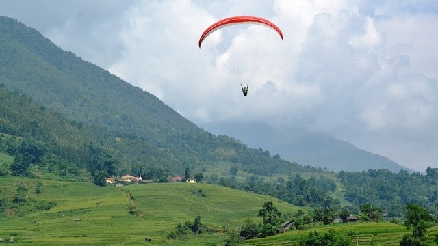 Paragliding performances open Bat Xat Autumn Festival