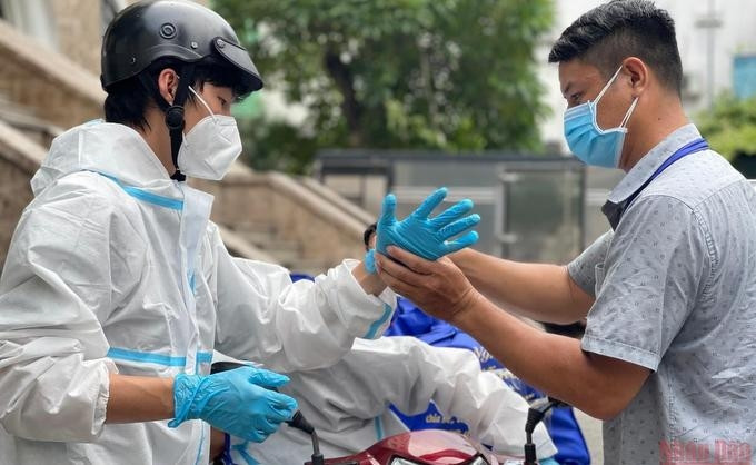The quick response teams of the Ho Chi Minh City Welfare Centre preparing to support disadvantaged households after receiving requests on switchboard 1022. (Photo: Ho Chi Minh City Fatherland Front)