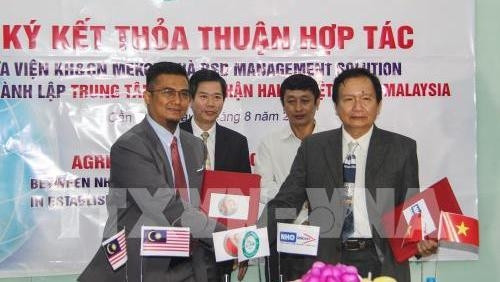 The signing ceremony to establish the Vietnam-Malaysia Centre of Halal (Photo: VNA)