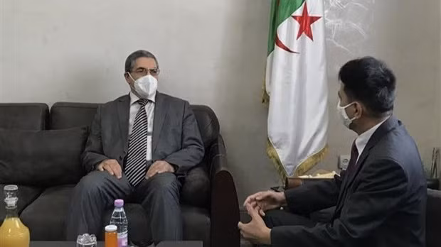 Vietnamese Ambassador to Algeria Nguyen Thanh Vinh (R) works with Constantine Governor Messaoud Djari. (Photo: VNA)