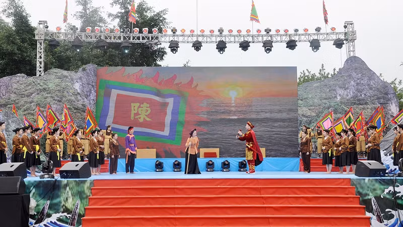 A performance at the Bach Dang Festival (Photo: Bao Quang Ninh)