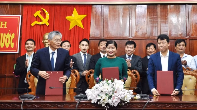 The signing of the MOU (Photo: Bao Binh Phuoc)