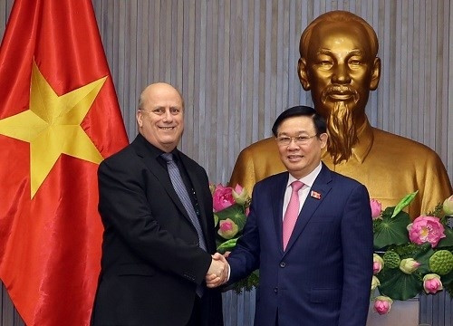 Deputy PM Vuong Dinh Hue (R) and Head of the APG delegation David Becker. (Photo: VGP)