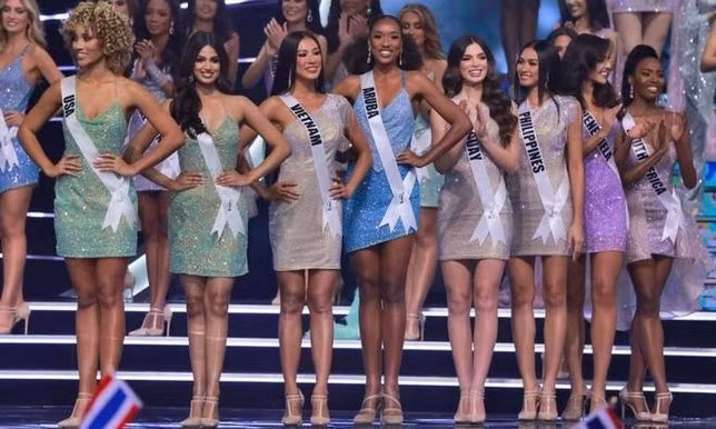 Vietnamese representative Kim Duyen (third from left) was among top 16 at Miss Universe 2021. (Photo via tienphong.vn)