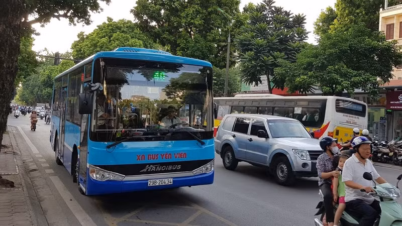 A public bus in Hanoi (Photo: Hoa Bui)