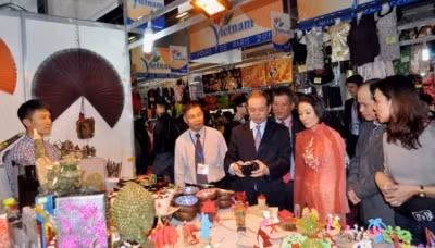 Ambassador Nguyen Ngoc Son visits a booth at the fair.