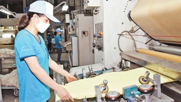 A production line at the Dong Xuan Knitting Company 