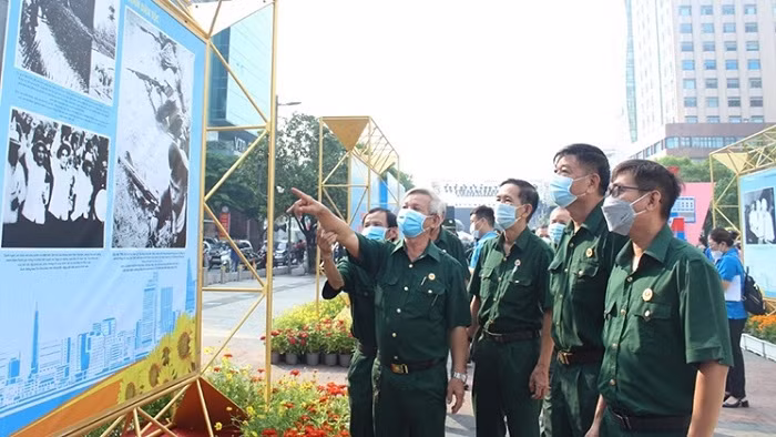Visitors at the exhibition. 