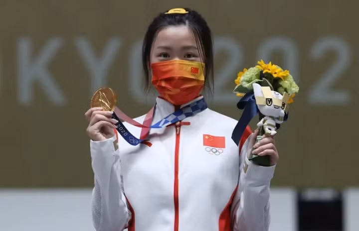 Tokyo 2020 Olympics - Shooting - Women's 10m Air Rifle - Medal Ceremony - Asaka Shooting Range, Tokyo, Japan – July 24, 2021. Gold medallist Yang Qian of China celebrates on the podium. (Photo: Reuters)