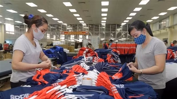Workers handle garment for export to the EU at a factory in Thai Nguyen province (Photo: VNA)