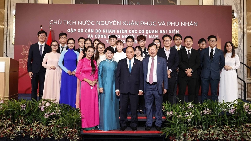 President Nguyen Xuan Phuc and the Vietnamese community in Singapore (Photo: VNA)