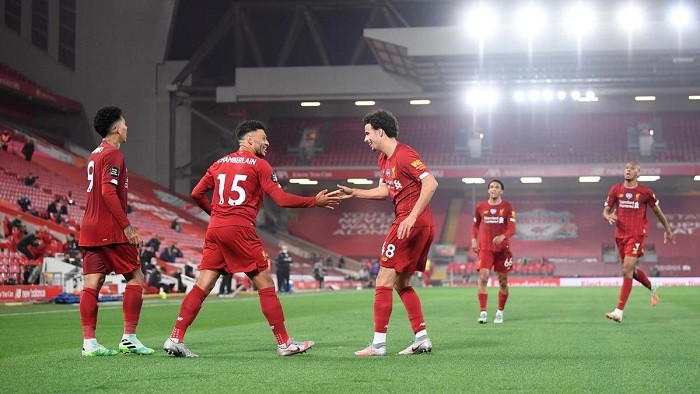 Premier League - Liverpool v Chelsea - Anfield, Liverpool, Britain - July 22, 2020 Liverpool's Alex Oxlade-Chamberlain celebrates scoring their fifth goal with Roberto Firmino, as play resumes behind closed doors following the outbreak of the coronavirus disease. (Photo: Pool via Reuters)