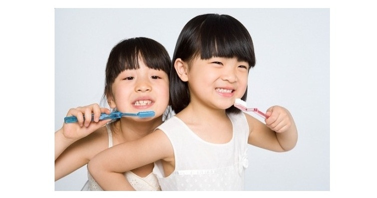 Brushing teeth twice a day, every morning and evening, helps reduce the risk of tooth decay.