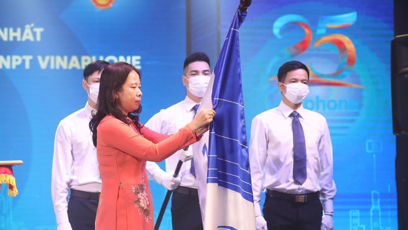 Vice President Vo Thi Anh Xuan presents the Labour Order to VNPT-Vinaphone. (Photo: VNA)